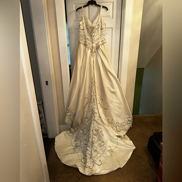 Wedding dress - Picture 3 of 5
